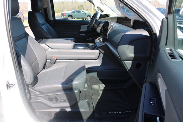 2025 Ford Expedition Max Active - White exterior view 16