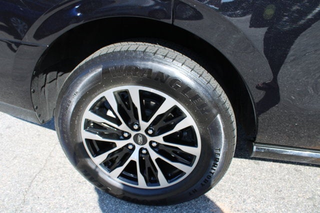 2025 Ford Expedition Platinum - Black exterior view 12