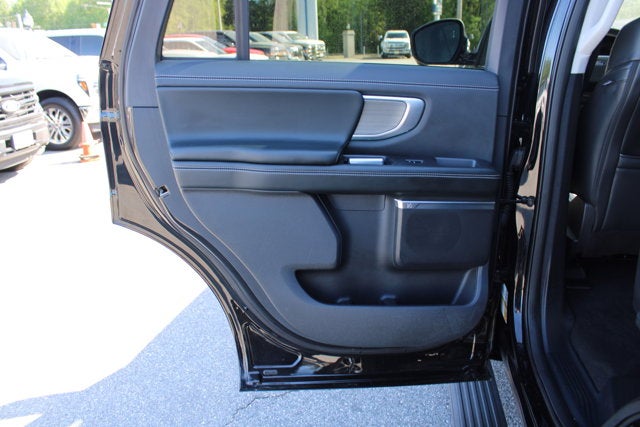 2025 Ford Expedition Platinum - Black exterior view 14