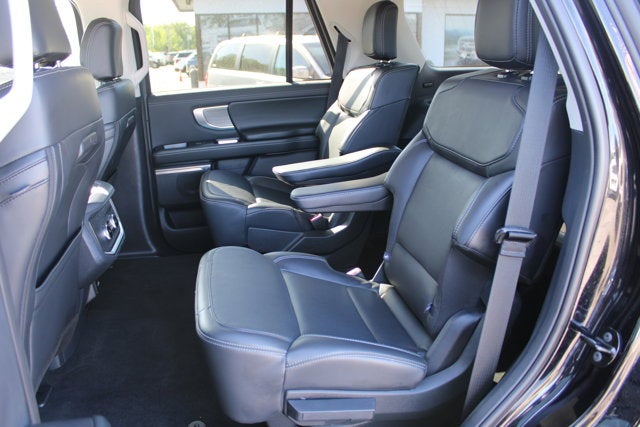 2025 Ford Expedition Platinum - Black exterior view 15