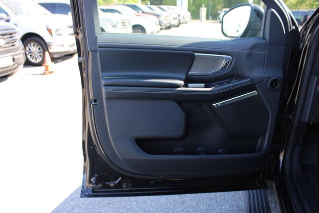 2025 Ford Expedition Platinum - Black exterior view 18