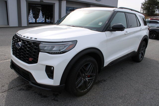 2025 Ford Explorer ST - White exterior view 1