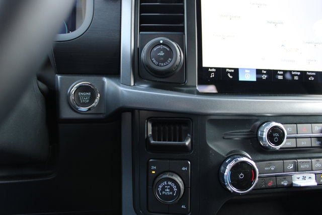 2025 Ford F-150 XLT - Black exterior view 20