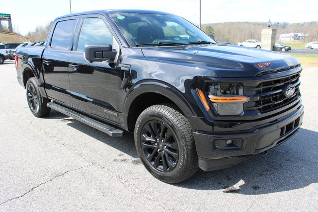 2025 Ford F-150 XLT - Black exterior view 4